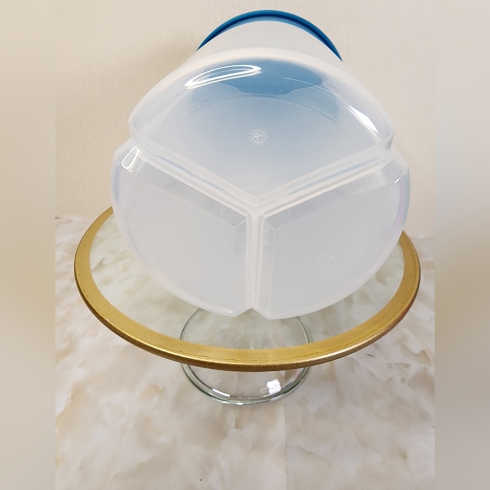 New Tupperware Divided Container - Picture 3 of 3